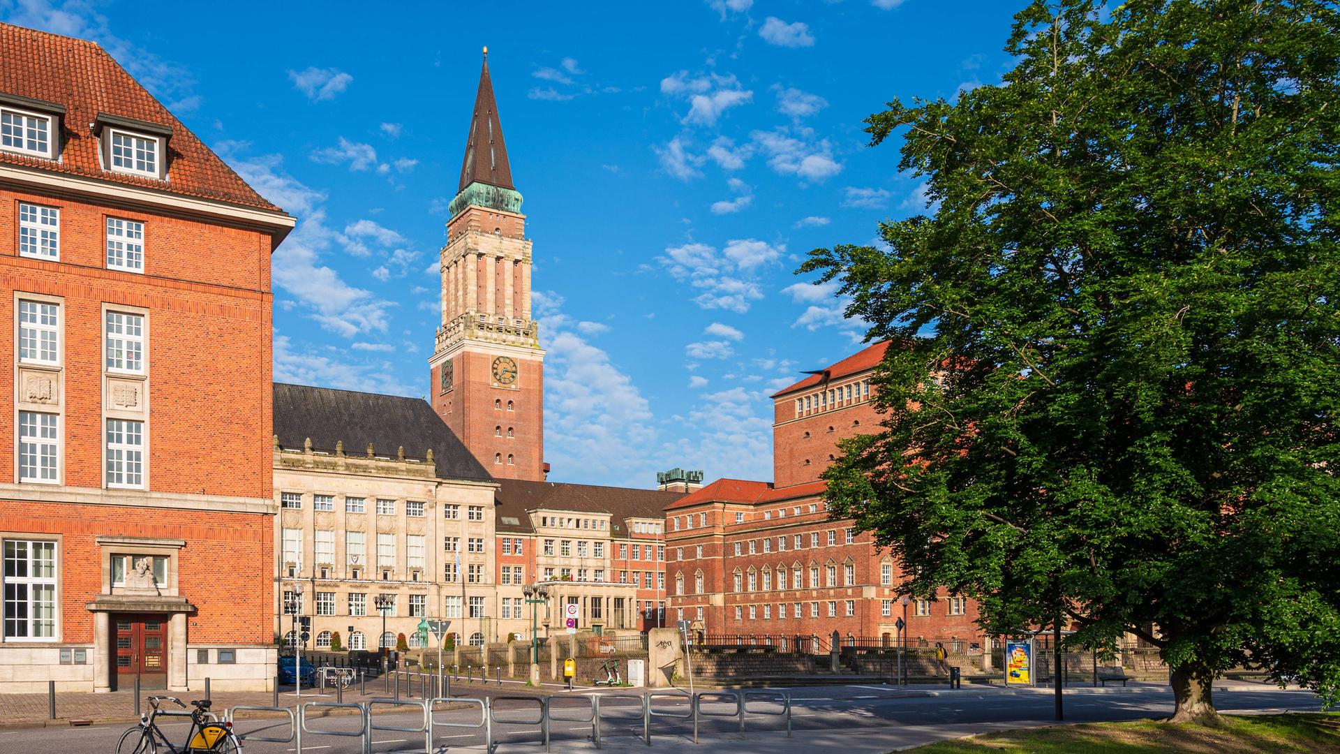 Der Rathaus-Platz in Kiel mit dem Rathaus und dem Opern-Haus