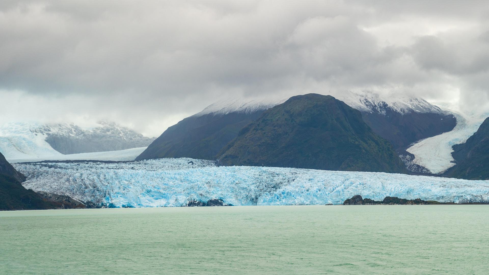 Sicht auf den Amalia Gletscher in Chile und den davor liegenden Gletschersee