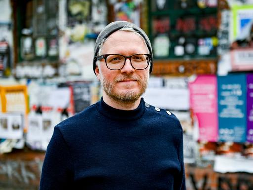 Daniel Beskos, Mitveranstalter des Indiebookday, einem Aktionstag zur Unterstützung kleiner unabhängiger Verlage, steht im Schanzenviertel vor einer Buchhandlung.