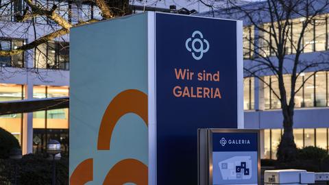 Nordrhein-Westfalen, Essen: Das Logo es Warenhauskonzerns Galeria Karstadt Kaufhof steht vor der Zentrale.