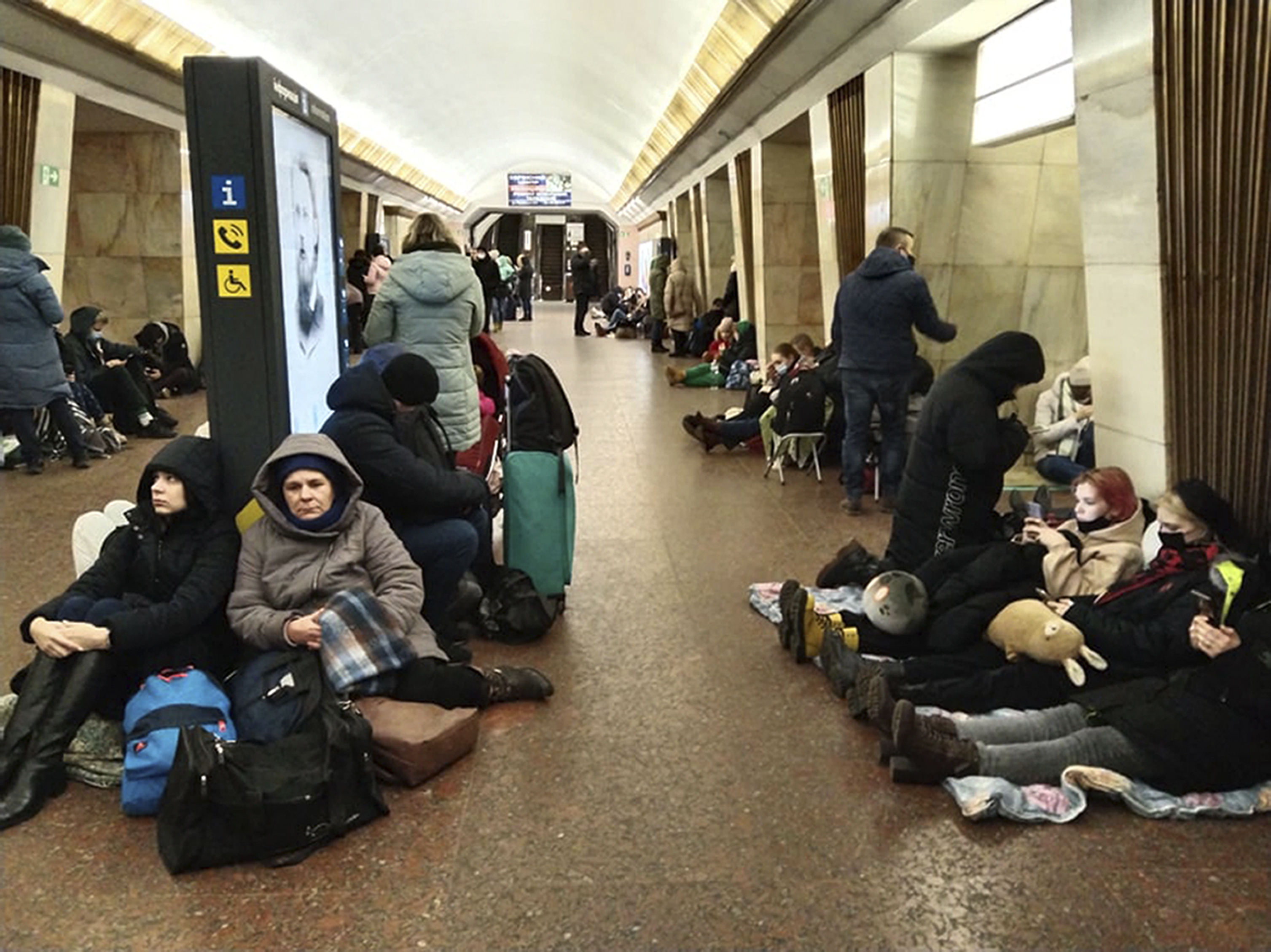 После метро. Жители метро. Киев метро бомбоубежище. Люди в Киевском метро война. Украина Киев люди в метро.