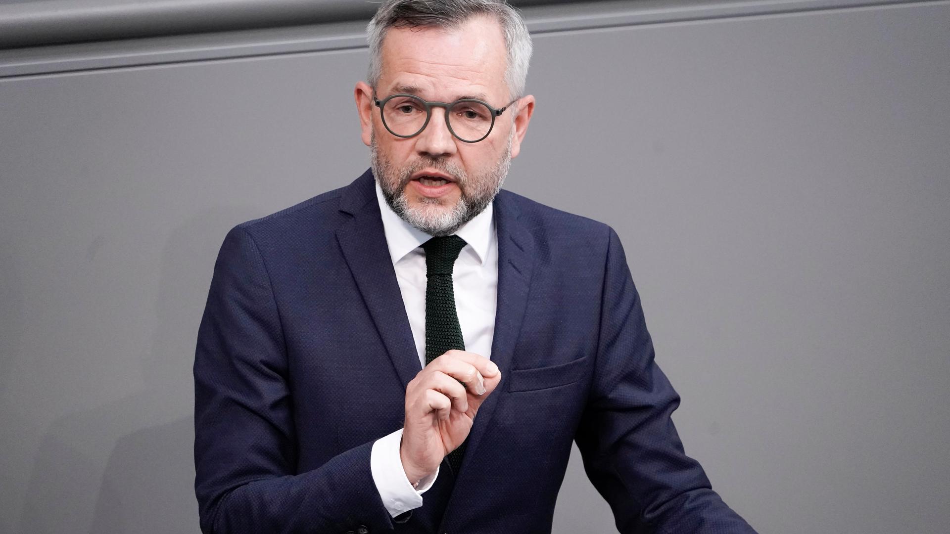 Michael Roth steht im Anzug am Rednerpult des Deutschen Bundestages. Michael Roth steht im Anzug am Rednerpult des Deutschen Bundestages.