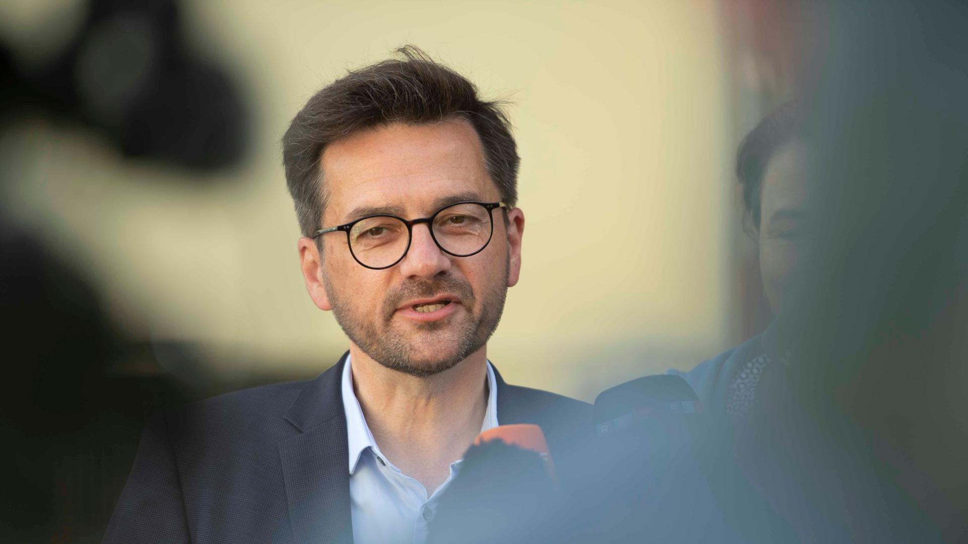Der nordrhein-westfälische SPD-Chef Thomas Kutschaty blickt in die Kameras. Der nordrhein-westfälische SPD-Chef Thomas Kutschaty blickt in die Kameras.
