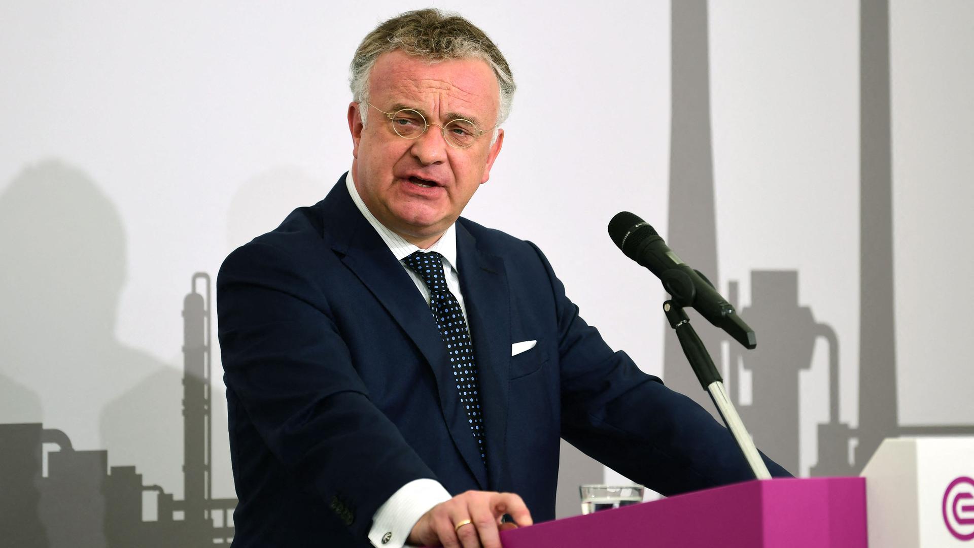 Wirtschaft - Evonik-Chef Kullmann sieht in AfD-Umfragehoch eine "sehr konkrete Bedrohung unserer liberalen, toleranten Demokratie"