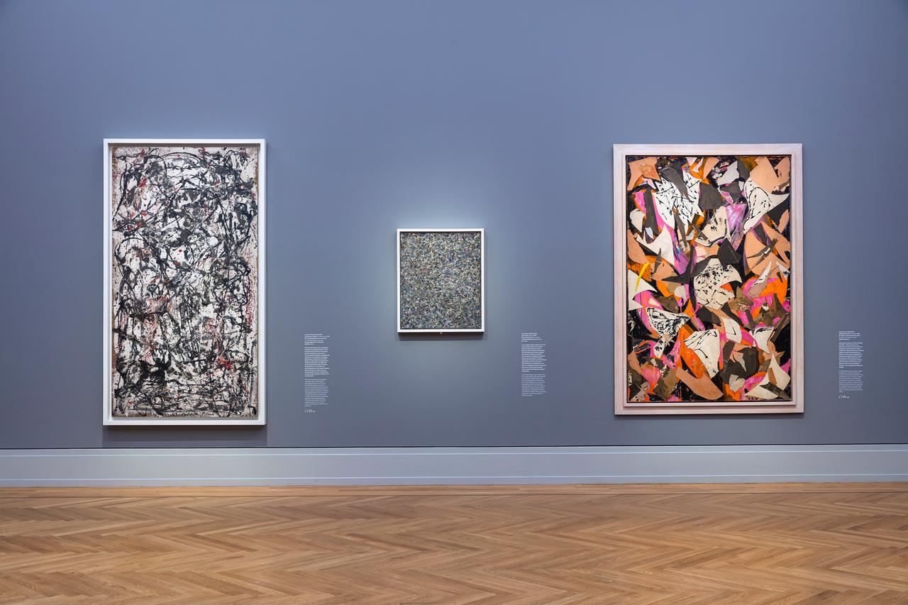 Blick in die Ausstellung: Drei abstrakte Gemälde hängen nebeneinander. Blick in die Ausstellung: Drei abstrakte Gemälde hängen nebeneinander.