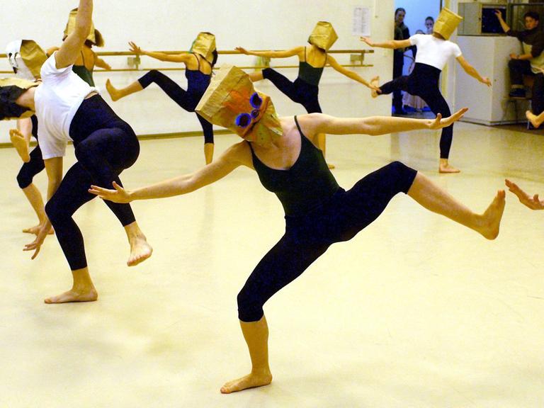 Tanzschüler bei Improvisationen im Unterricht an der Palucca-Schule in Dresden. Der Name Gret Palucca ist ein Inbegriff für alle, die sich mit Modernem Ausdruckstanz beschäftigen.