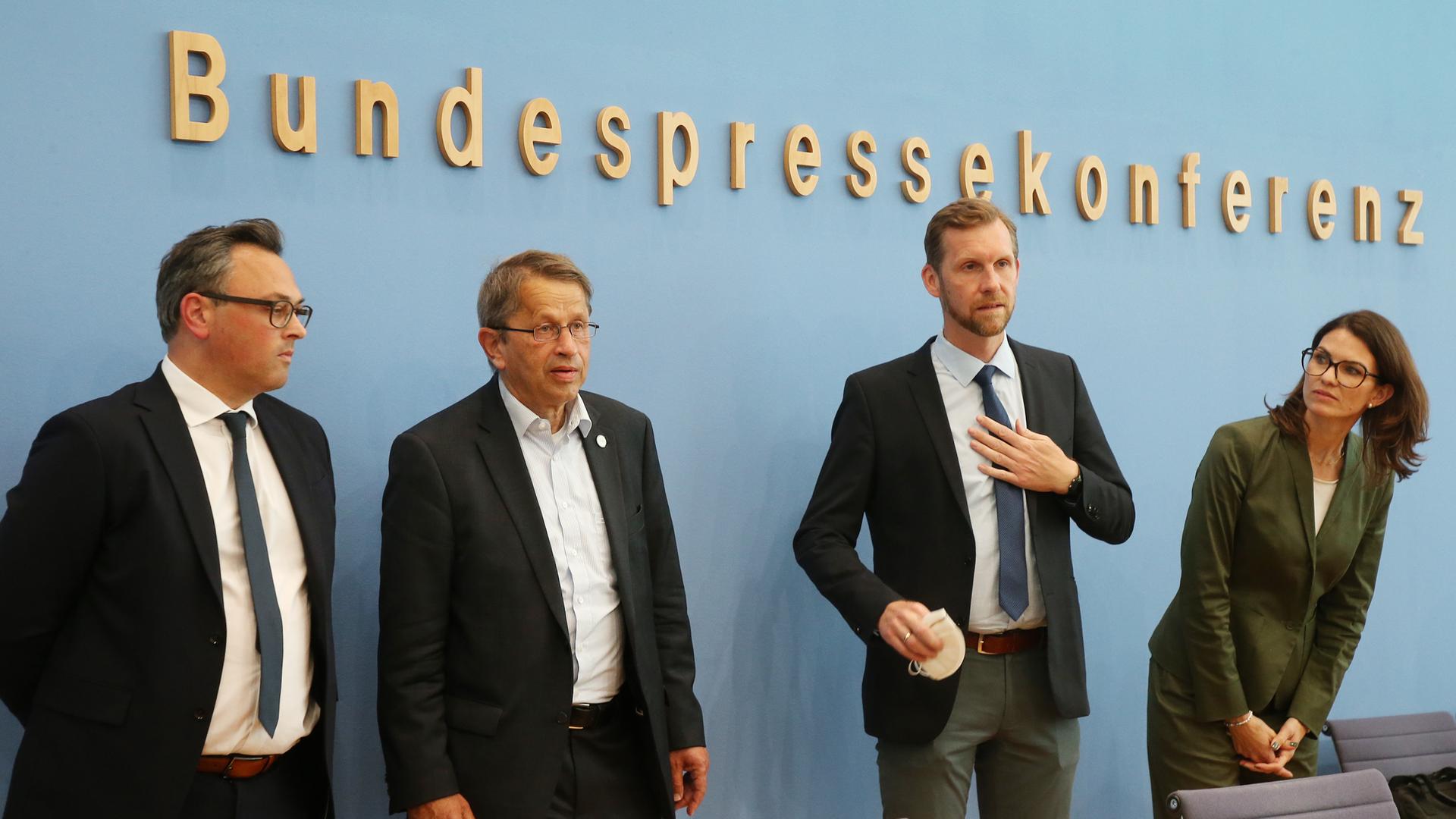 Mitglieder des Expertenrats zur Corona-Pandemie bei der Bundespressekonferenz, aufgenommen im Juni 2022: Christian Karagiannidis (l-r), ARDS und ECMO Zentrum Köln-Merheim, Heyo Kroemer, Vorsitzender des Corona-Expertenrats und Vorstandsvorsitzender der Charité-Universitätsmedizin Berlin, Leif Erik Sander, Medizinische Klinik mit Schwerpunkt Infektiologie und Pneumologie der Charité, und Cornelia Betsch, Gesundheitskommunikation an der Universität Erfurt. Drei Männer und eine Frau stehen vor dem Schriftzug "Bundespressekonferenz".