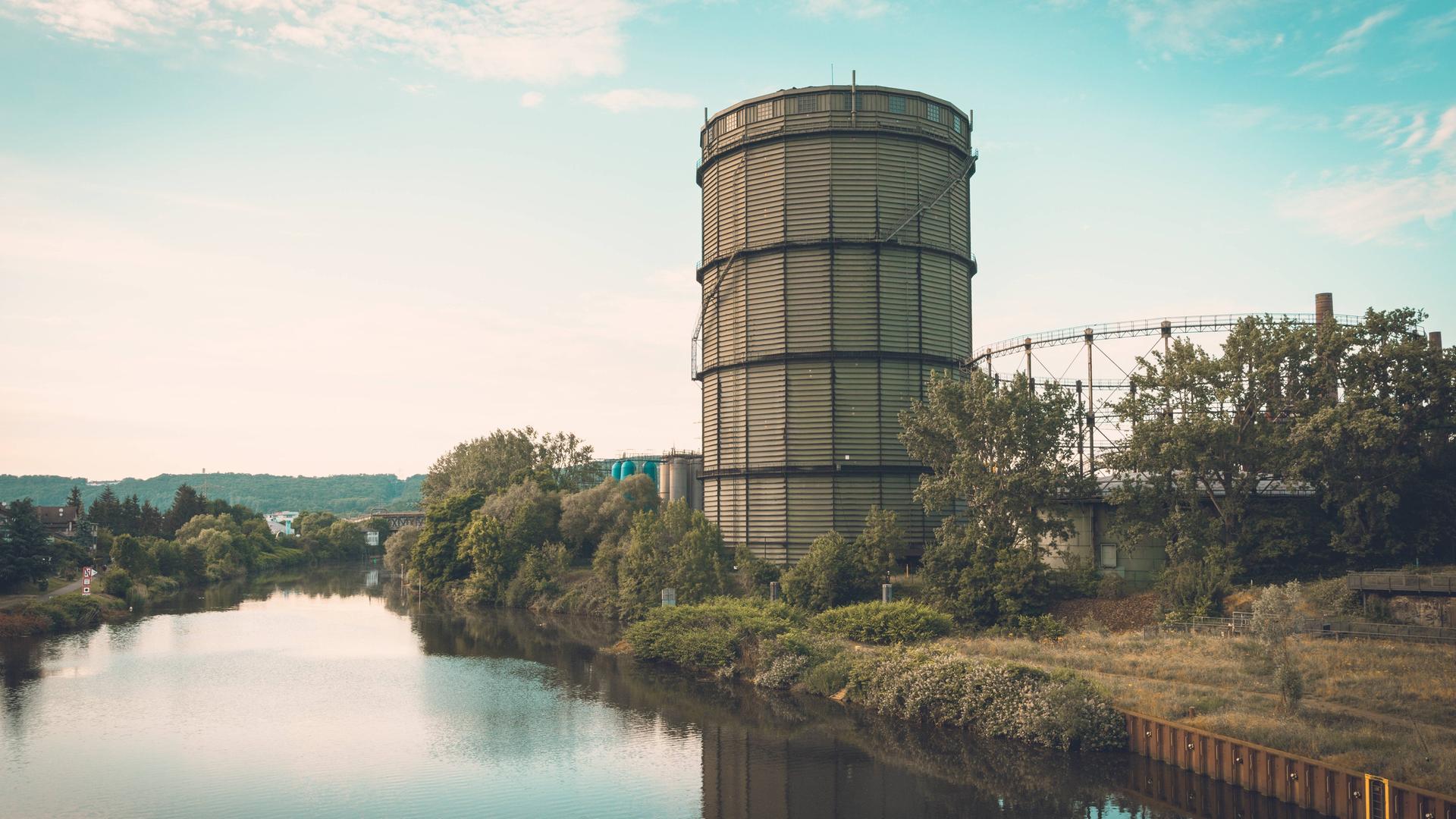 Landschaft an der Saar: Die Europäische Route der Industriekultur am Gasometer der Völklinger Hütte. Landschaft an der Saar: Die Europäische Route der Industriekultur am Gasometer der Völklinger Hütte.