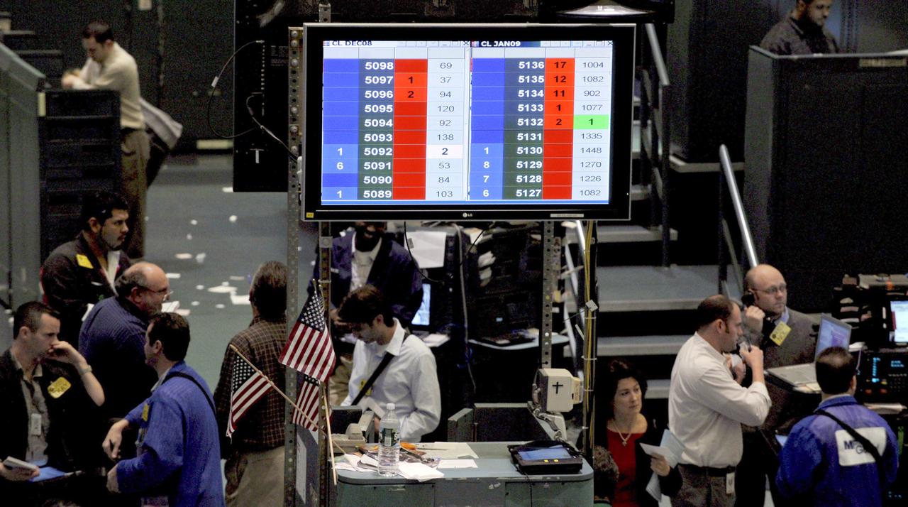 In der Mitte des Raumes steht ein großer Monitor der vor allem rote Bereiche zeigt. Daneben sieht man Brooker*innen bei ihrer Arbeit. In der Mitte des Raumes steht ein großer Monitor der vor allem rote Bereiche zeigt. Daneben sieht man Brooker*innen bei ihrer Arbeit.