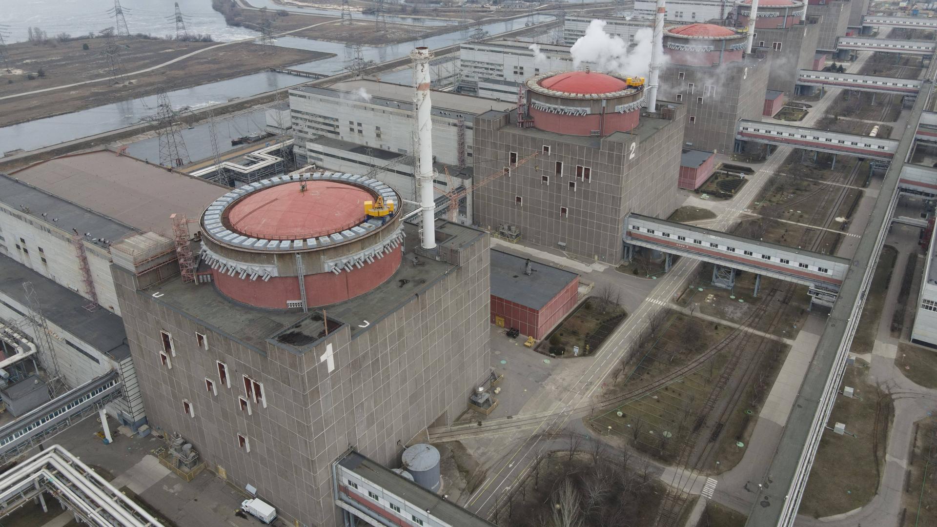 Eine Luftaufnahme des Atomkraftwerks vom 8.3.2022. Die Reaktorblöcke sind zu sehen.