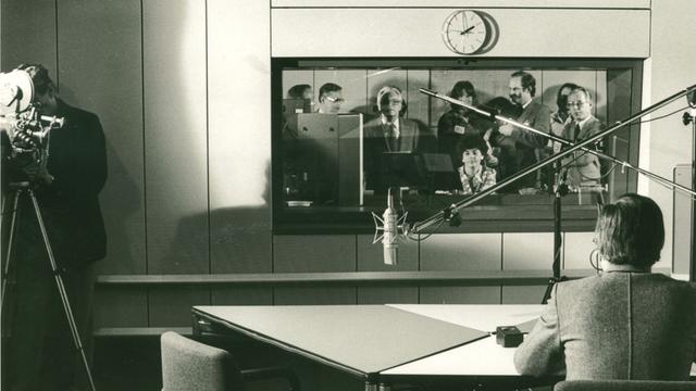 Schwarz-Weiß-Aufnahme eines Aufnahmestudios des Deutschlandfunks im Jahr 1979 Schwarz-Weiß-Aufnahme eines Aufnahmestudios des Deutschlandfunks im Jahr 1979