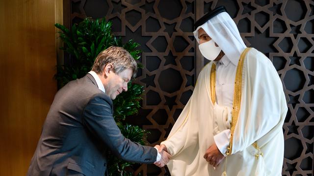 Bundeswirtschaftsminister Habeck schüttelt Katars Minister für Handel die Hand und verbeugt sich dabei. 