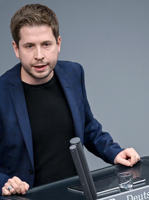 Kevin Kühnert (SPD) spricht bei der Sitzung im Bundestag.