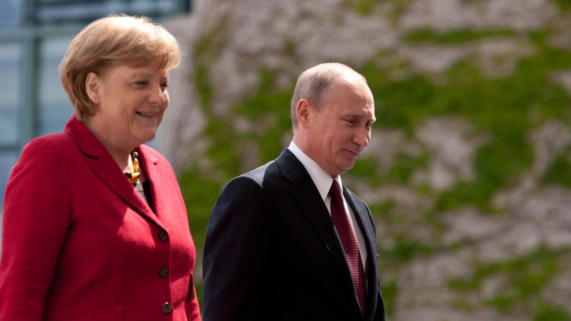 Die frühere Bundeskanzlerin Angela Merkel und Russlands Präsident Wladimir Putin beim Besuch im Bundeskanzleramt in Berlin am 1.6.2012. Die frühere Bundeskanzlerin Angela Merkel und Russlands Präsident Wladimir Putin beim Besuch im Bundeskanzleramt in Berlin am 1.6.2012.