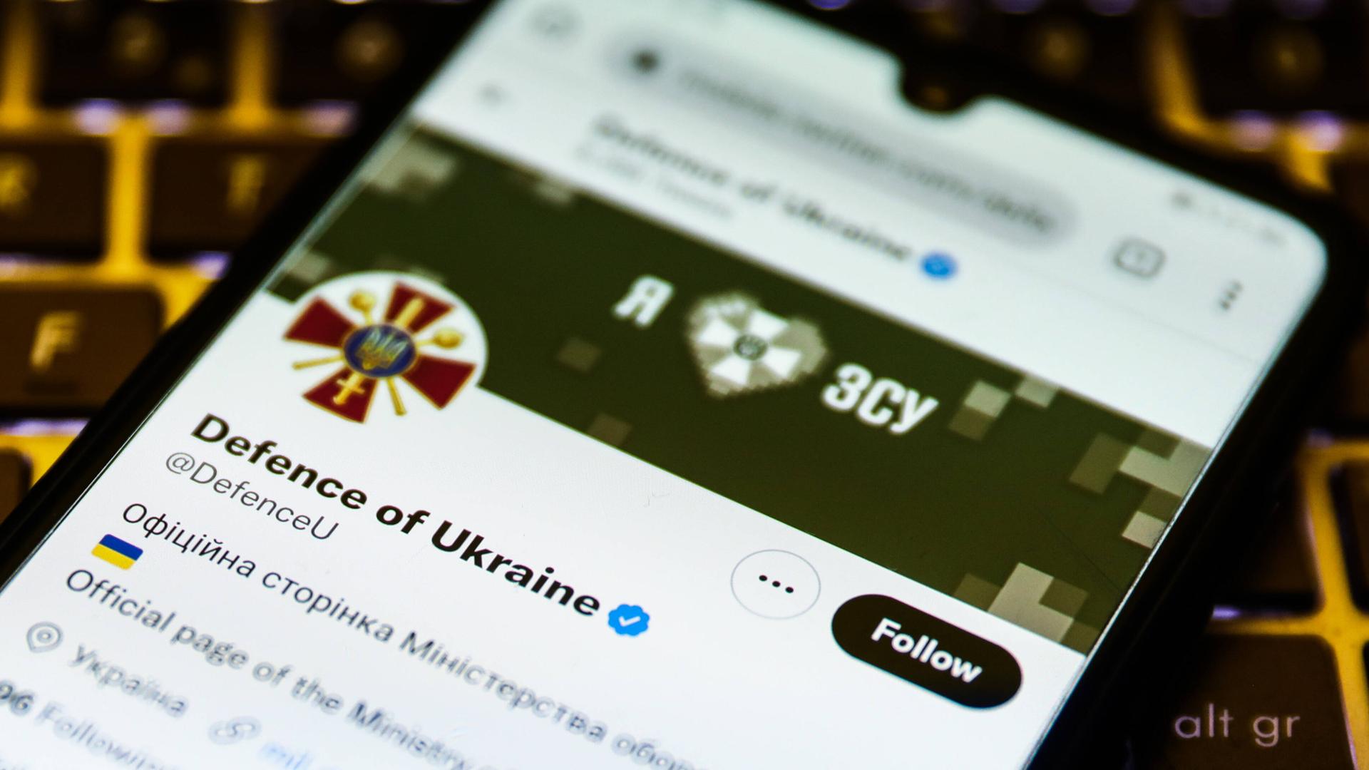 Ein Smartphone mit dem Twitterprofil vom ukrainischen Verteidigungsministerium