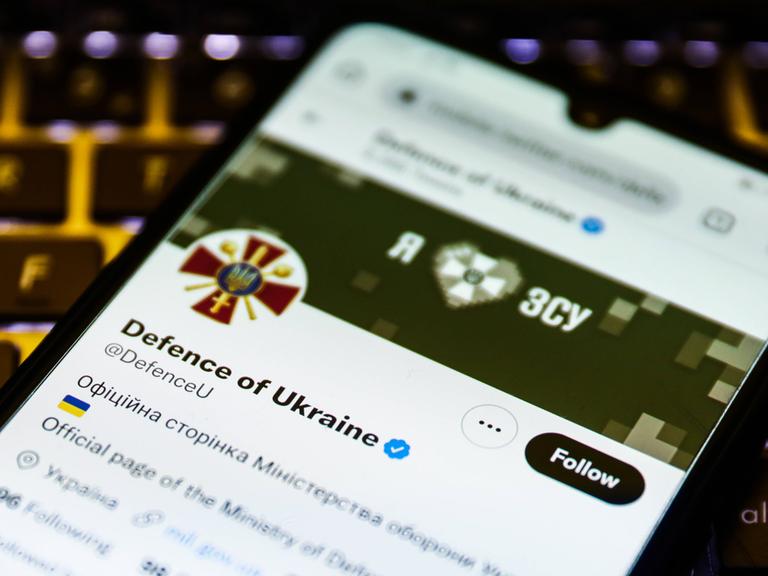 Ein Smartphone mit dem Twitterprofil vom ukrainischen Verteidigungsministerium