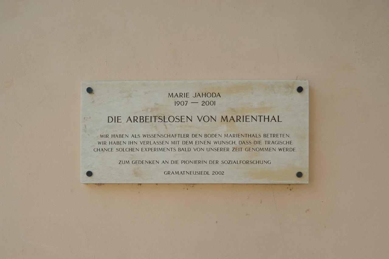 Eine Gedenktafel in Marienthal erinnert an Marie Jahoda und zitiert den letzten Satz der soziologischen Untersuchung "Die Arbeitslosen von Marienthal": „Wir haben als Wissenschaftler den Boden Marienthals betreten: wir haben ihn verlassen mit dem einen Wunsch, dass die tragische Chance solchen Experiments bald von unserer Zeit genommen werde.“ Eine Gedenktafel in Marienthal erinnert an Marie Jahoda und zitiert den letzten Satz der soziologischen Untersuchung "Die Arbeitslosen von Marienthal": „Wir haben als Wissenschaftler den Boden Marienthals betreten: wir haben ihn verlassen mit dem einen Wunsch, dass die tragische Chance solchen Experiments bald von unserer Zeit genommen werde.“