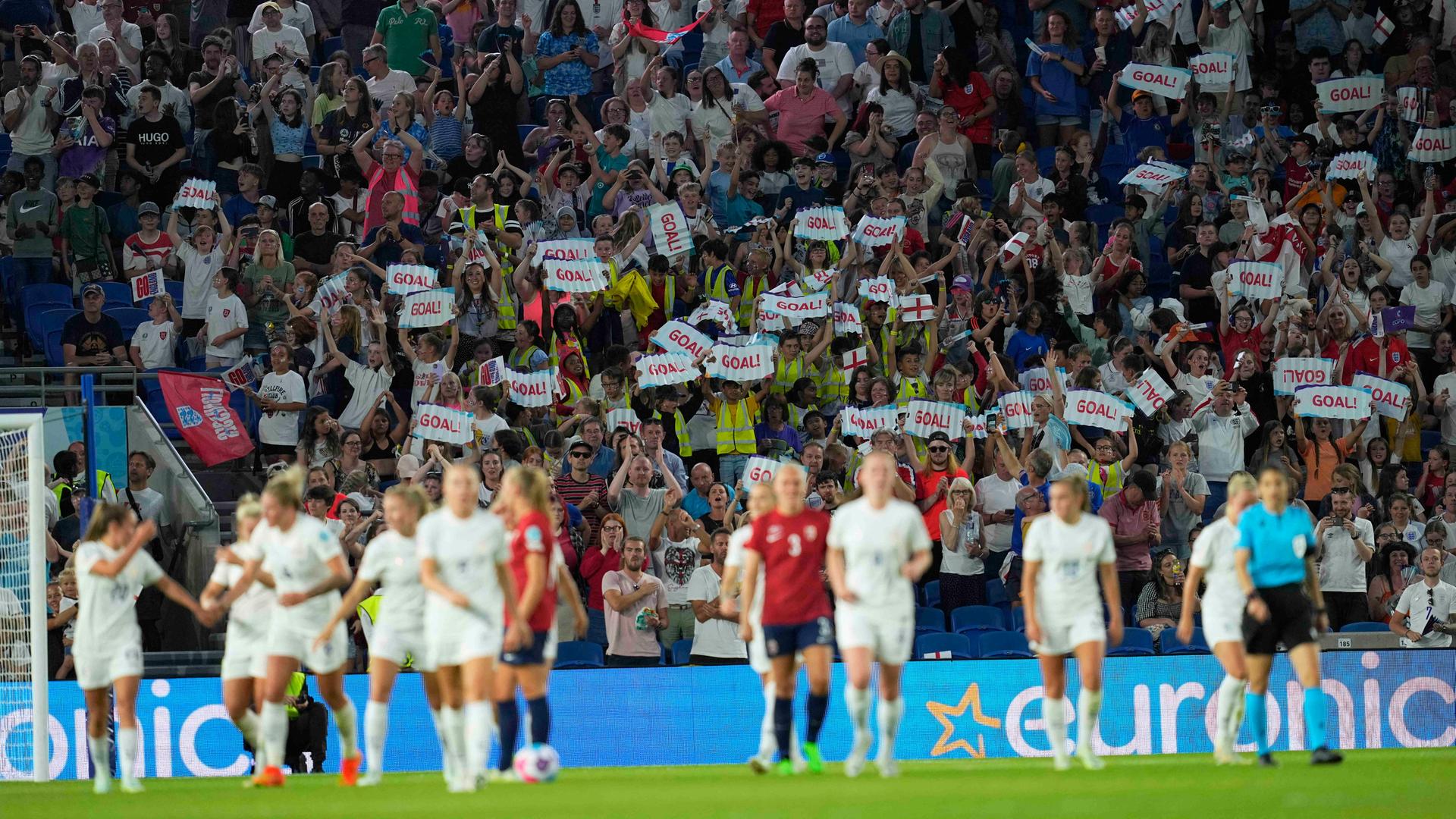 Fans bei der Fußball-EM der Frauen in England Fans bei der Fußball-EM der Frauen in England