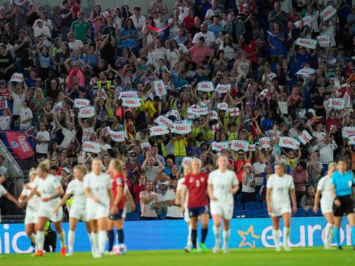 Fans bei der Fußball-EM der Frauen in England