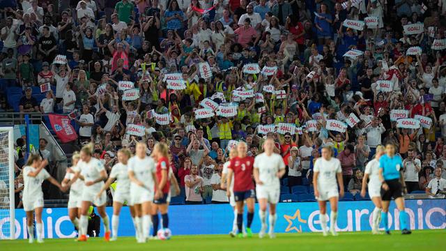 Fans bei der Fußball-EM der Frauen in England