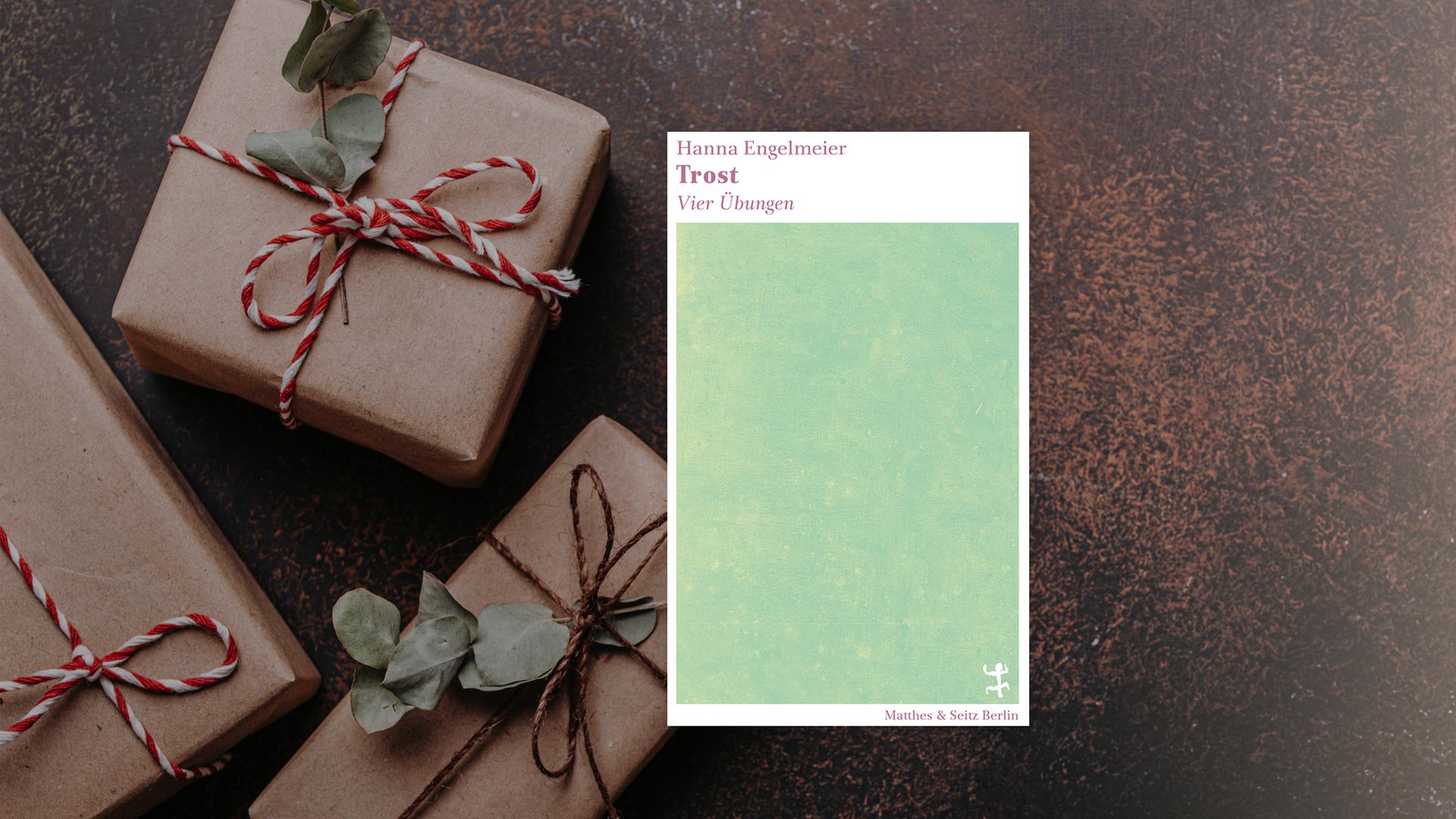 Buchcover "Trost. Vier Übungen" von Hanna Engelmeier auf einem Fotohintergrund, auf dem weihnachtlich verpackte Geschenke zu sehen sind.