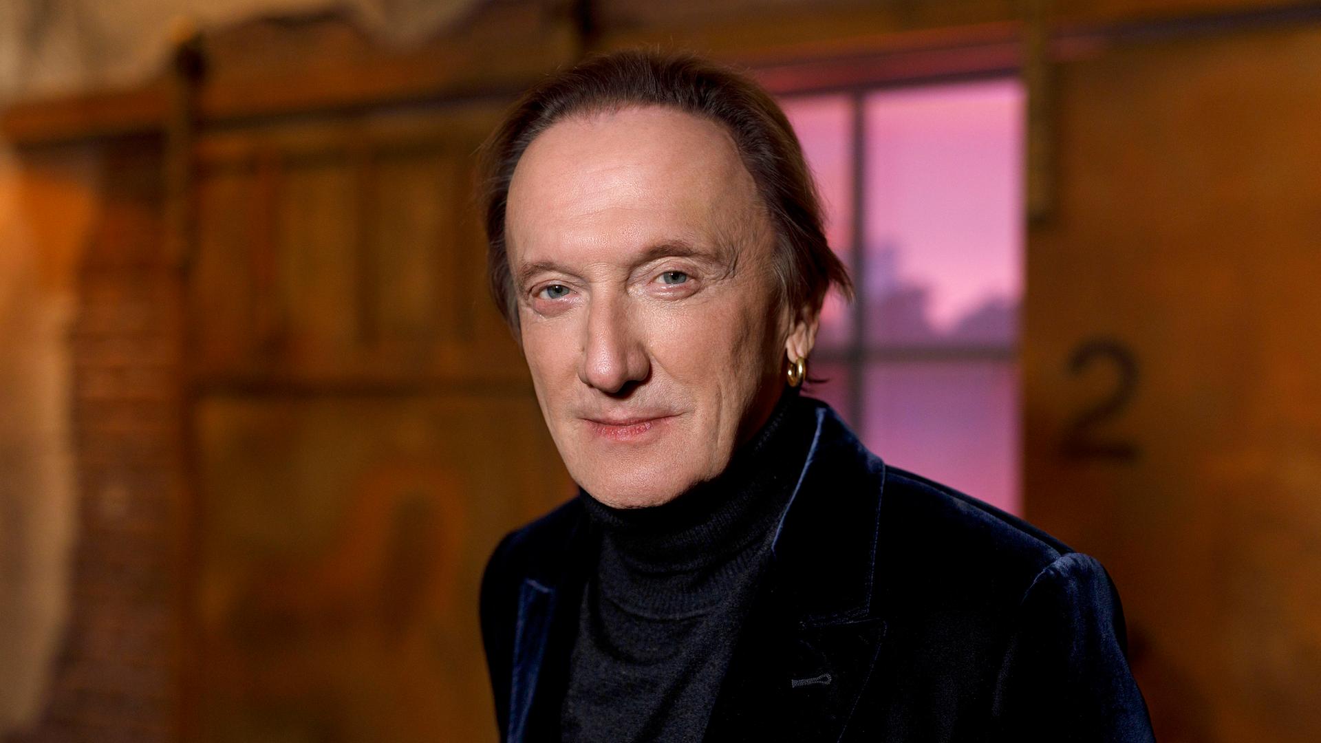 Der Musiker Marius Müller-Westernhagen schaut in die Kamera Der Musiker Marius Müller-Westernhagen schaut in die Kamera