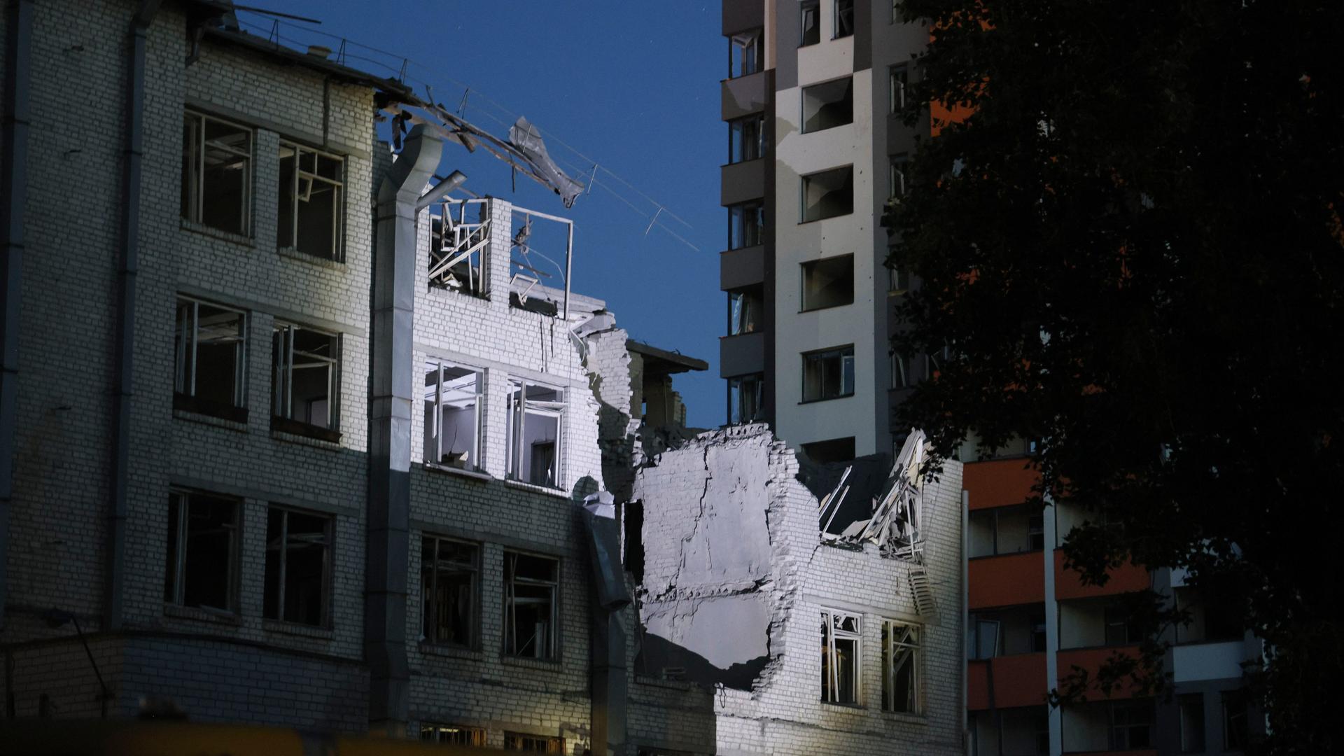 Dieses Gebäude in der ukrainischen Hauptstadt Kiew wurde während eines nächtlichen russischen Angriffs von einer Drohne beschädigt. Dieses Gebäude in der ukrainischen Hauptstadt Kiew wurde während eines nächtlichen russischen Angriffs von einer Drohne beschädigt.