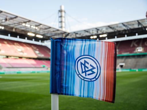 Eckfahne mit Klimalogo beim DFB-Pokalspiel Viktoria Köln gegen den FC Bayern München