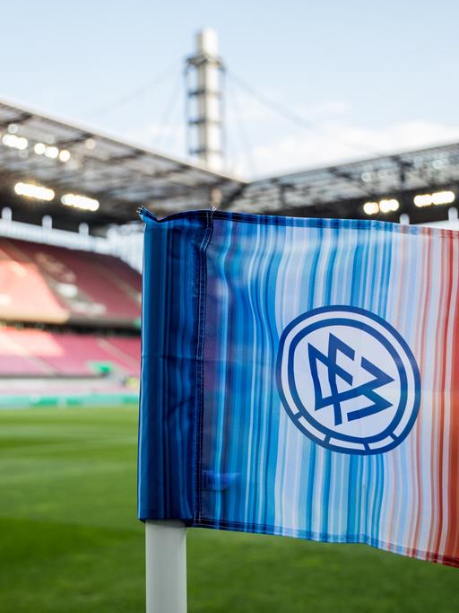 Eckfahne mit Klimalogo beim DFB-Pokalspiel Viktoria Köln gegen den FC Bayern München