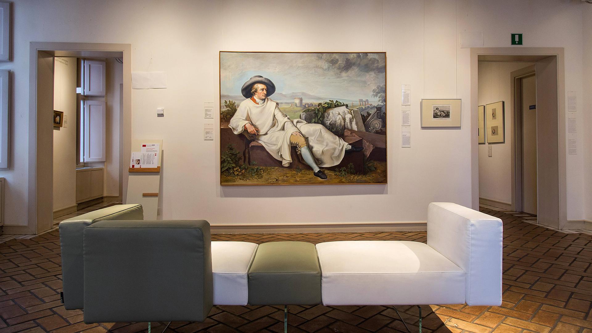Blick in das ehemalige Zimmer des Malers Johann Heinrich Wilhelm Tischbein in der Casa di Goethe. Im Hintergrund eine Kopie des Gemäldes "Goethe in der Campagna" von 1786/87,  gemalt von Tischbein.