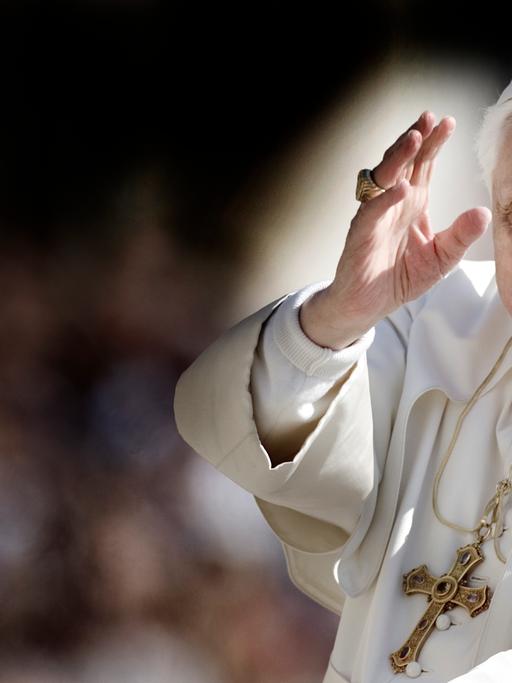 Papst Benedikt XVI. bei einer Generalaudienz im Petersdom.