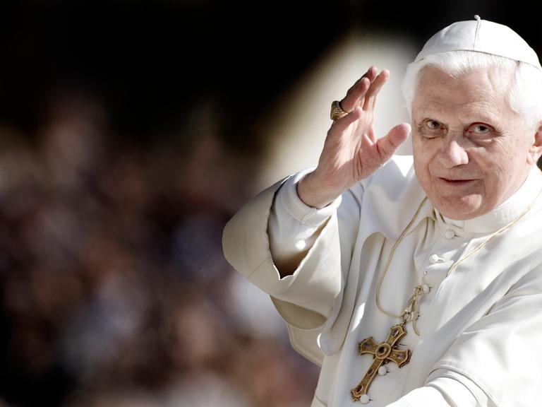 Papst Benedikt XVI. bei einer Generalaudienz im Petersdom.