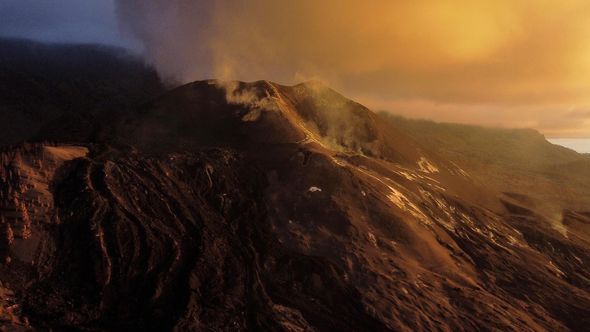 Luftaufnahme des Vulkans Cumbre Vieja in Tacande auf der Kanarischen Insel La Palma, mit aufteigenden Rauchschwaden. Luftaufnahme des Vulkans Cumbre Vieja in Tacande auf der Kanarischen Insel La Palma, mit aufteigenden Rauchschwaden.