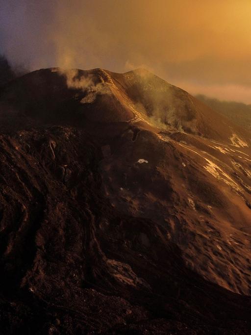 Luftaufnahme des Vulkans Cumbre Vieja in Tacande auf der Kanarischen Insel La Palma, mit aufteigenden Rauchschwaden.