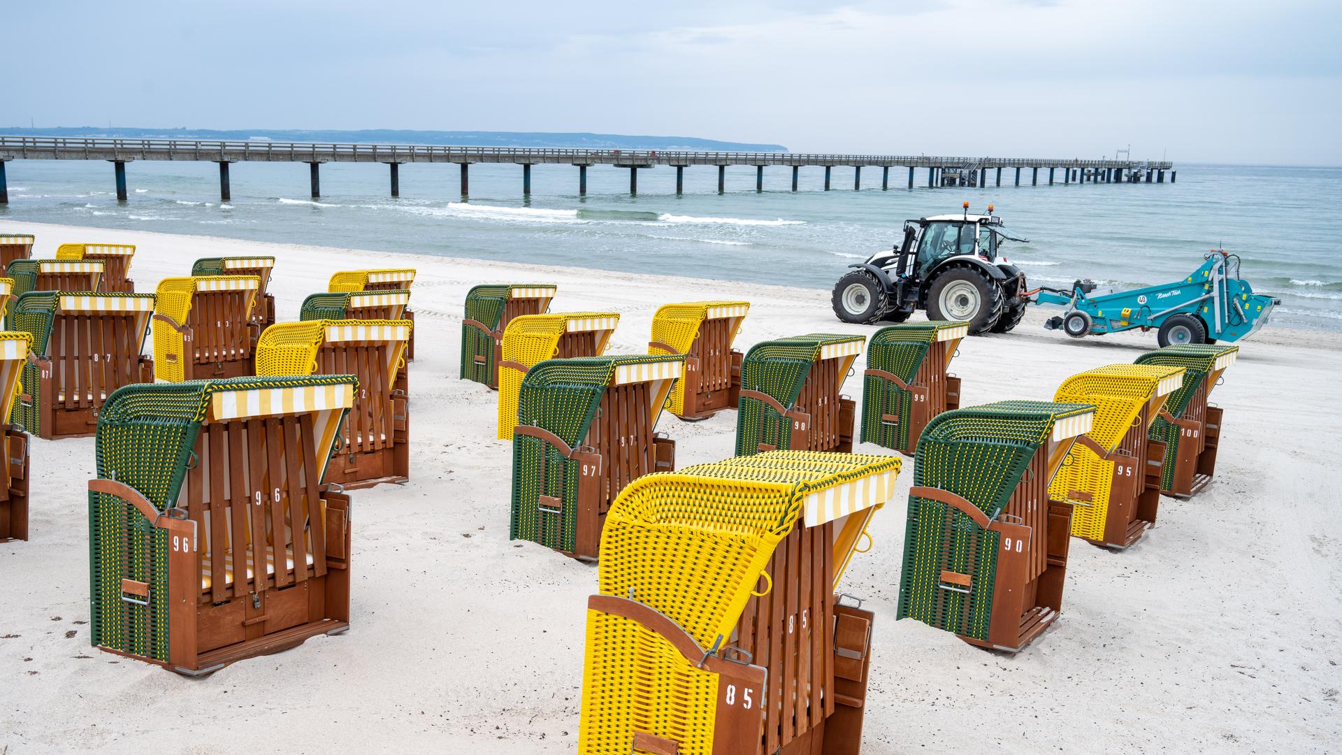 Strandkörbe stehen im Juni 2021 vor der Seebrücke auf der Insel Rügen am Ostseestand. Eine Woche nach der Ãffnung von Hotels und anderen Herbergen für einheimische Urlauber können nun auch Touristen aus ganz Deutschland nach Mecklenburg-Vorpommern kommen. Strandkörbe stehen im Juni 2021 vor der Seebrücke auf der Insel Rügen am Ostseestand. Eine Woche nach der Ãffnung von Hotels und anderen Herbergen für einheimische Urlauber können nun auch Touristen aus ganz Deutschland nach Mecklenburg-Vorpommern kommen.