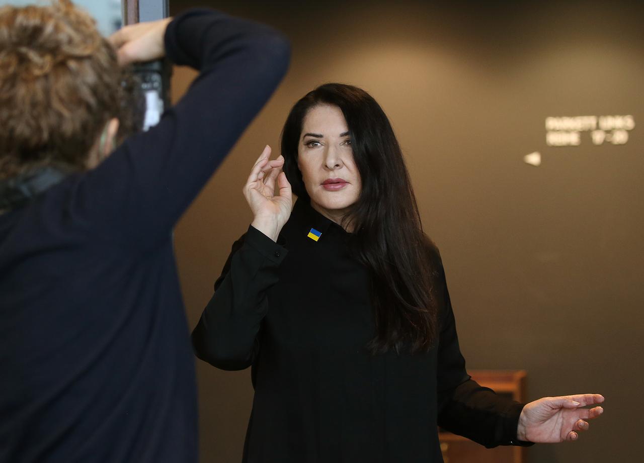 Die Performance-Künstlerin Marina Abramovic posiert zu Beginn einer Pressekonferenz zum Opernprojekt "7 Deaths of Maria Callas" in der Deutschen Oper für die Fotografen Die Performance-Künstlerin Marina Abramovic posiert zu Beginn einer Pressekonferenz zum Opernprojekt "7 Deaths of Maria Callas" in der Deutschen Oper für die Fotografen