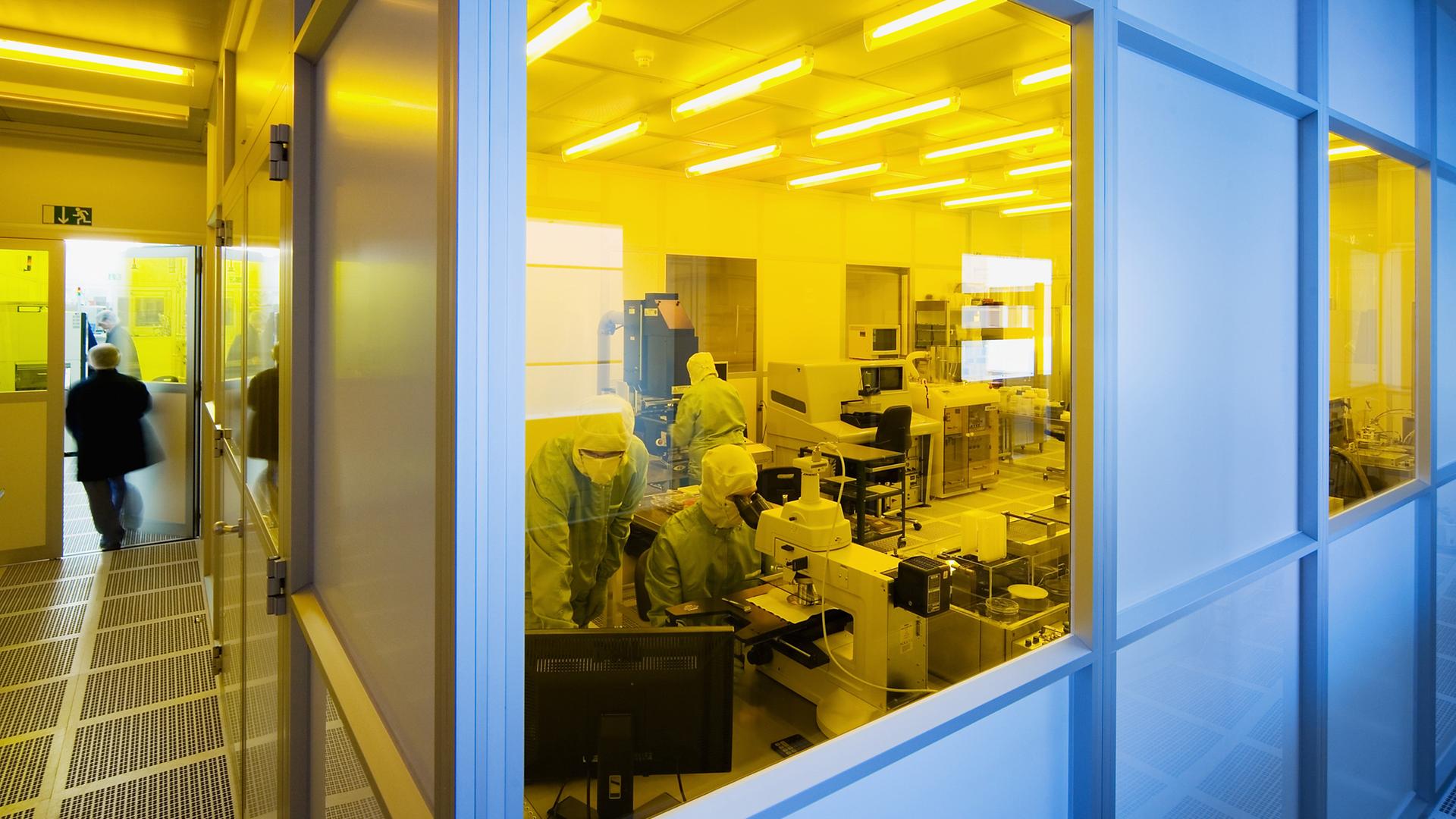 Technische Universität: Reinraum am Institut für Halbleitertechnik und Mikrosystemtechnik, Fakultät Elektrotechnik und Informationstechnik in Dresden, Sachsen. Technische Universität: Reinraum am Institut für Halbleitertechnik und Mikrosystemtechnik, Fakultät Elektrotechnik und Informationstechnik in Dresden, Sachsen.