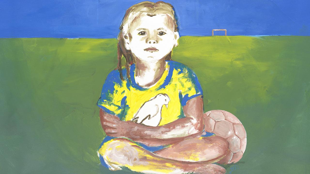 Auf dem Gemälde sitzt ein Kind auf einer Wiese, im Hintergrund ist ein kleines Tor angedeutet. Das Kind trägt in T-Shirt in blau und gelb Auf dem Gemälde sitzt ein Kind auf einer Wiese, im Hintergrund ist ein kleines Tor angedeutet. Das Kind trägt in T-Shirt in blau und gelb