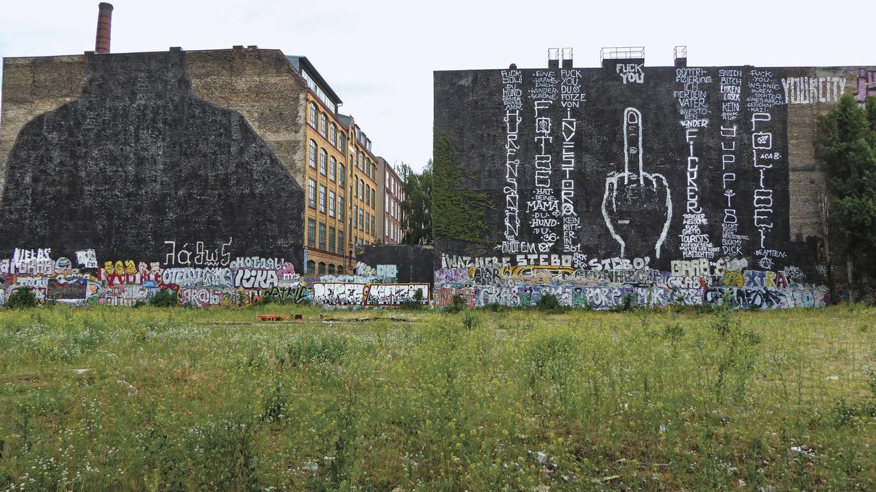 Blick auf die Cuvry-Brache in Berlin Kreuzberg vor der Bebauung.