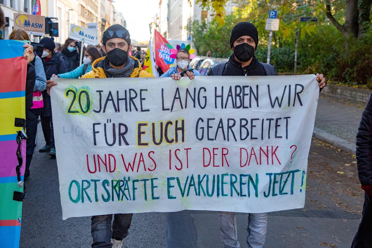 Demonstranten tragen ein Schild mit der Aufschrift: "20 Jahre lang haben wir für euch gearbeitet. Und was ist der Dank? Ortskräfte evakuieren jetzt!" Demonstranten tragen ein Schild mit der Aufschrift: "20 Jahre lang haben wir für euch gearbeitet. Und was ist der Dank? Ortskräfte evakuieren jetzt!"