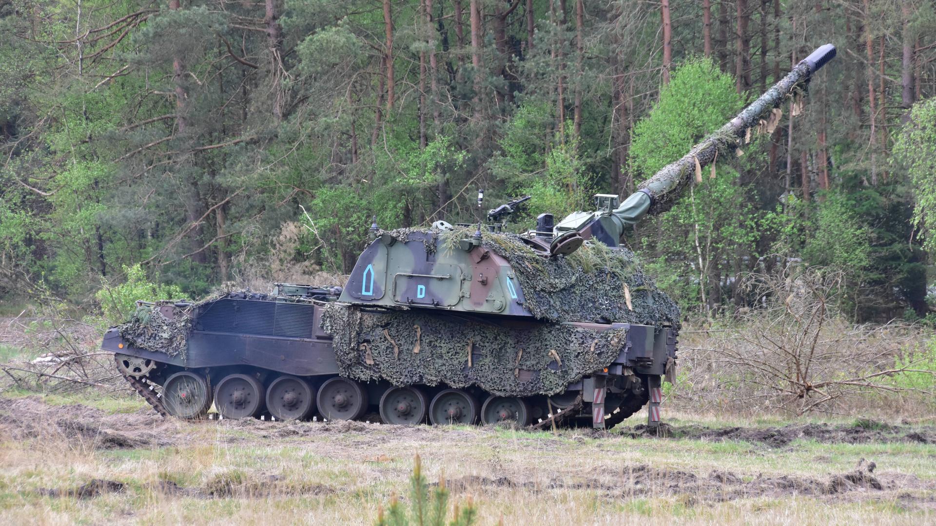 Eine Panzerhaubitze 2000 der Bundeswehr auf einem Truppenübungsplatz in Niedersachsen