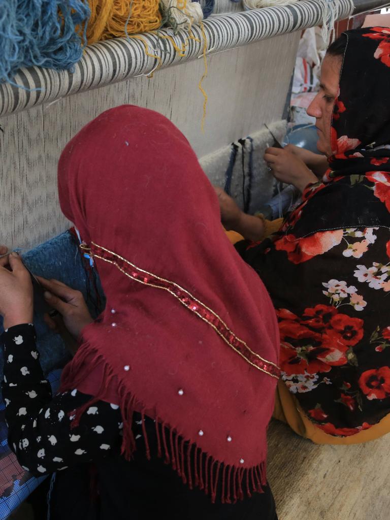 Arbeitende Frauen am Webstuhl in Kabul im Oktober 2022