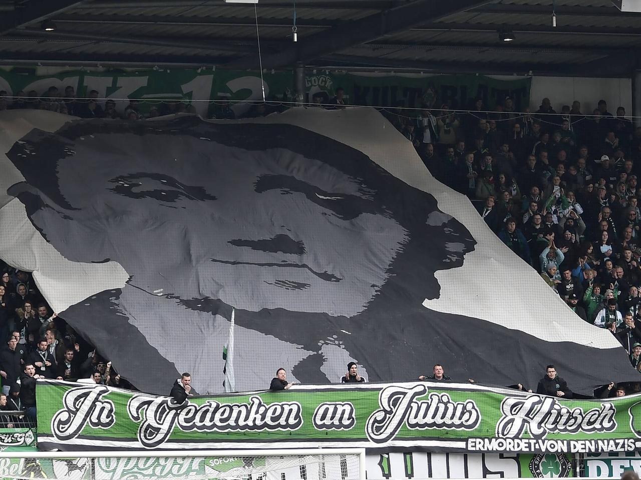 Bei einem Fußballspiel von Greuther Fürth haben Fans ein großes Transparent in Gedenken an den ehemaligen Spieler Julius Hirsch entrollt.