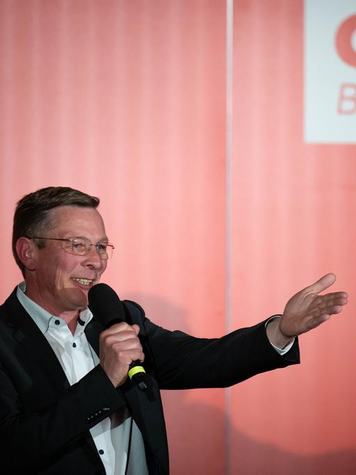 Frank Imhoff, CDU-Spitzenkandidat bei der Bremer Bürgerschaftswahl. Ein älterer Mann steht auf einem Podium und spricht.
