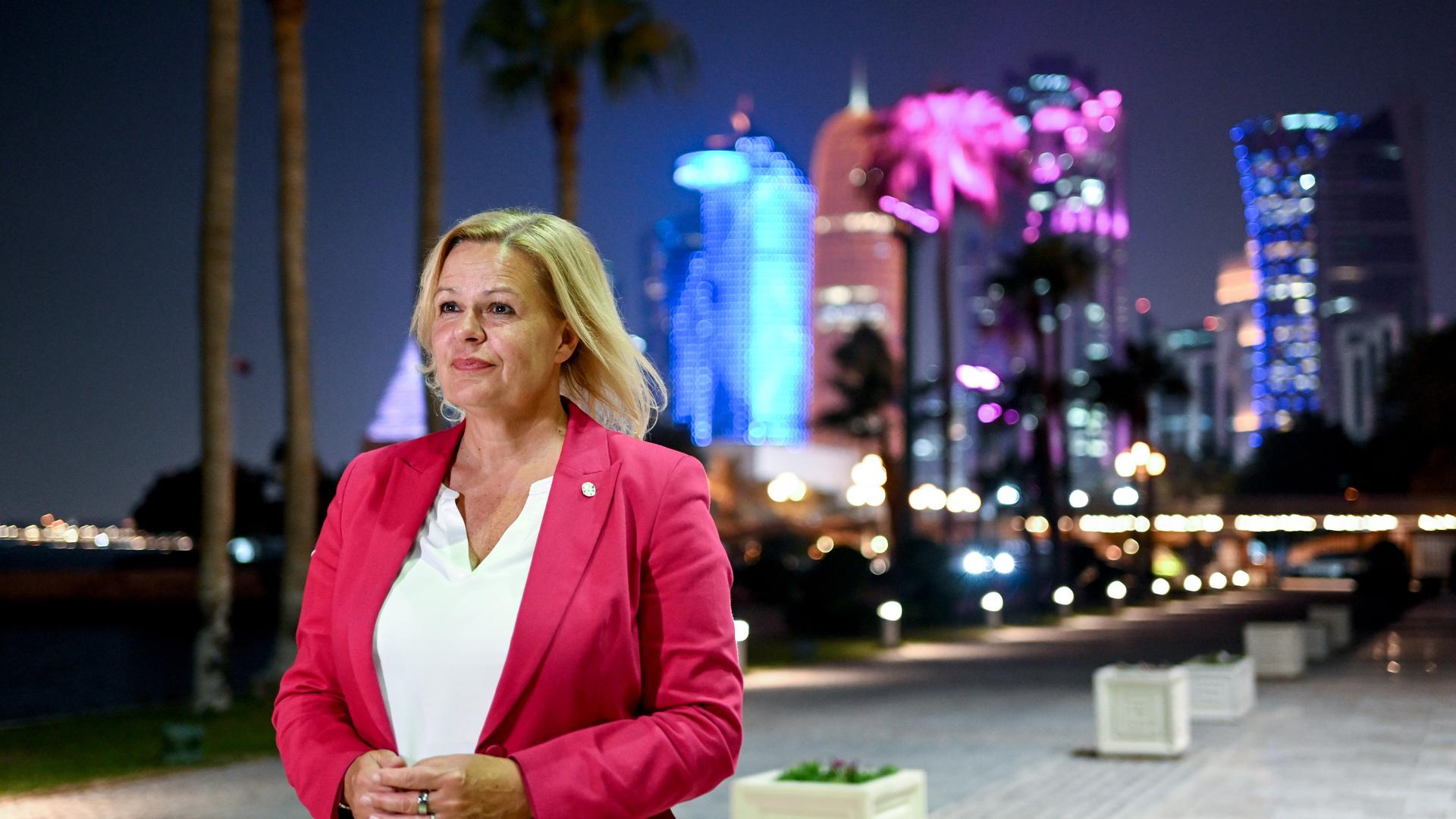 Bundesinnenministerin Nancy Faeser vor der Skyline in Katar. Bundesinnenministerin Nancy Faeser vor der Skyline in Katar.