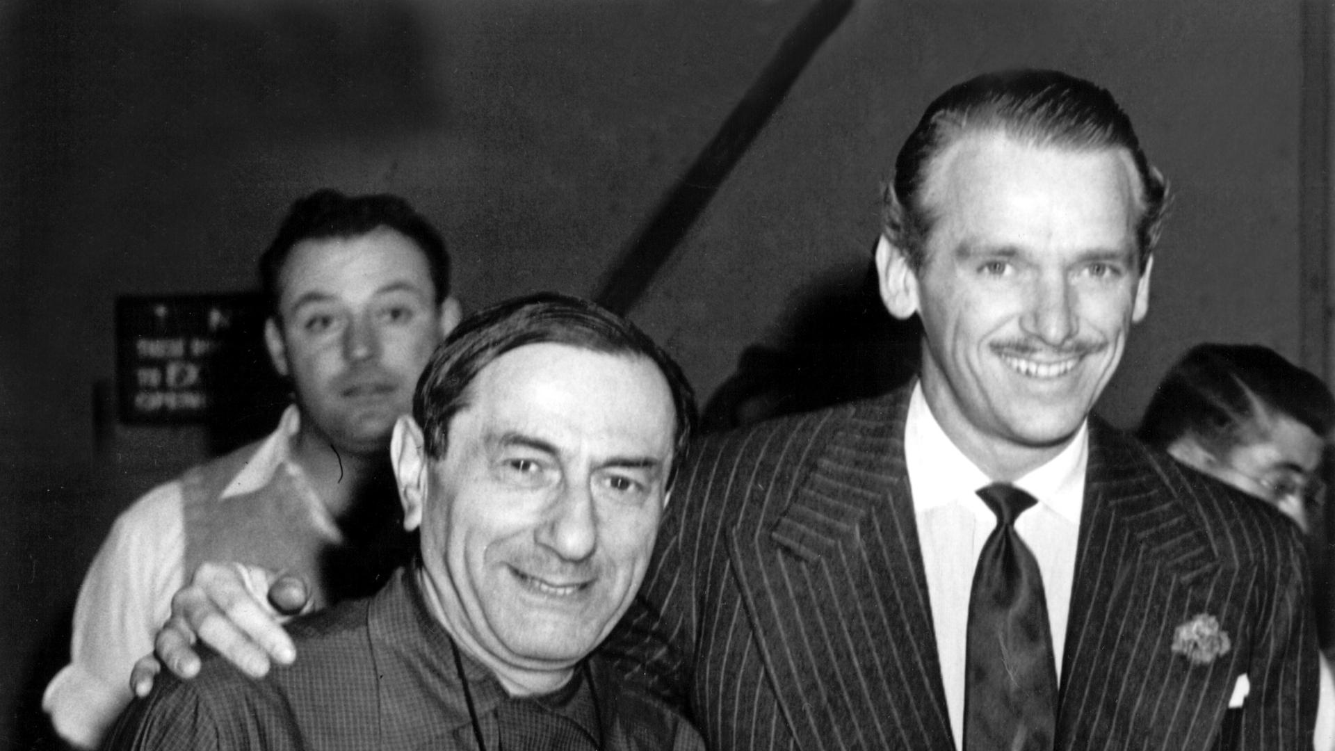 Der Regisseur Ernst Lubitsch ( vorn links) zusammen mit dem Schauspieler Douglas Fairbanks. Er spielte die Hauptrolle in Lubitschs Film, "Die Frau im Hermelin "(Originaltitel: "That Lady in Ermine" von 1948. Der Regisseur Ernst Lubitsch ( vorn links) zusammen mit dem Schauspieler Douglas Fairbanks. Er spielte die Hauptrolle in Lubitschs Film, "Die Frau im Hermelin "(Originaltitel: "That Lady in Ermine" von 1948.