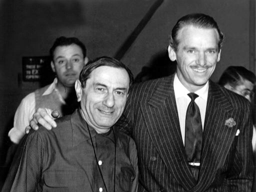 Der Regisseur Ernst Lubitsch ( vorn links) zusammen mit dem Schauspieler Douglas Fairbanks. Er spielte die Hauptrolle  in Lubitschs Film, "Die Frau im Hermelin "(Originaltitel: "That Lady in Ermine" von 1948.
