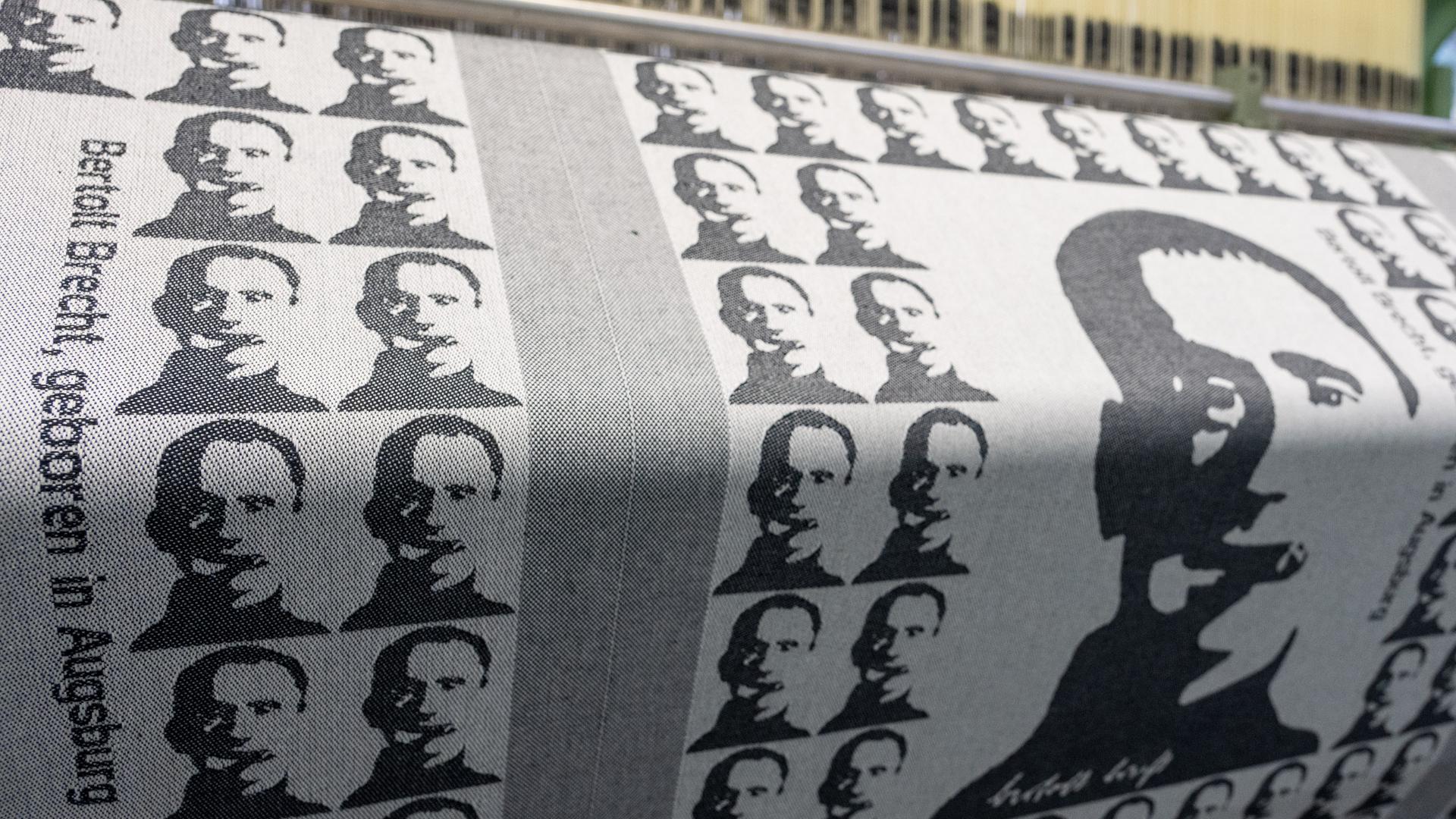 Auf einem Webstuhl wird ein Handtuch mit dem Konterfei von Bertolt Brecht gewoben. Auf einem Webstuhl wird ein Handtuch mit dem Konterfei von Bertolt Brecht gewoben.