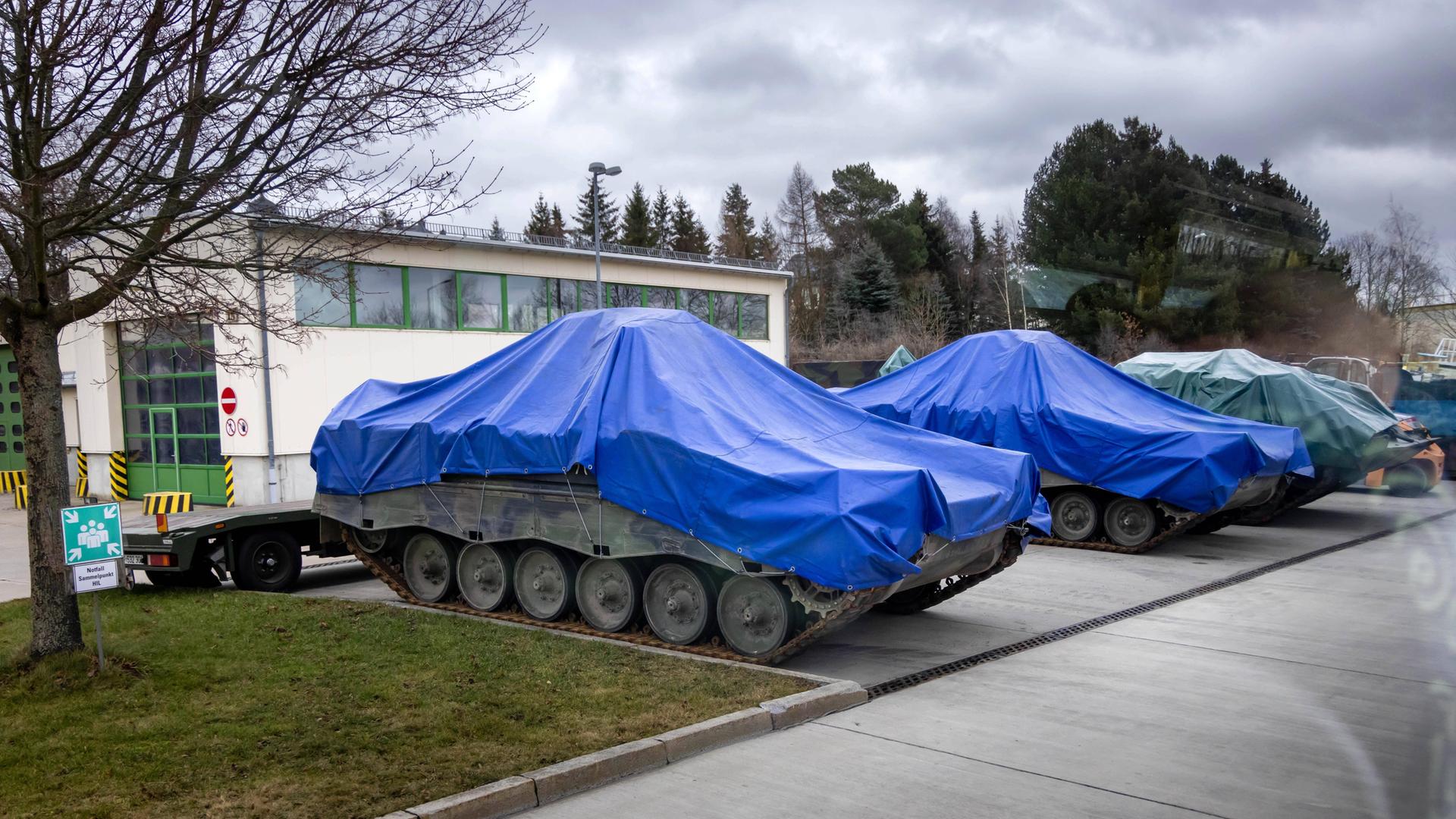 Mit einer Plane abgedeckte Panzerfahrzeuge stehen in der Erzgebirgskaserne in Marienberg.