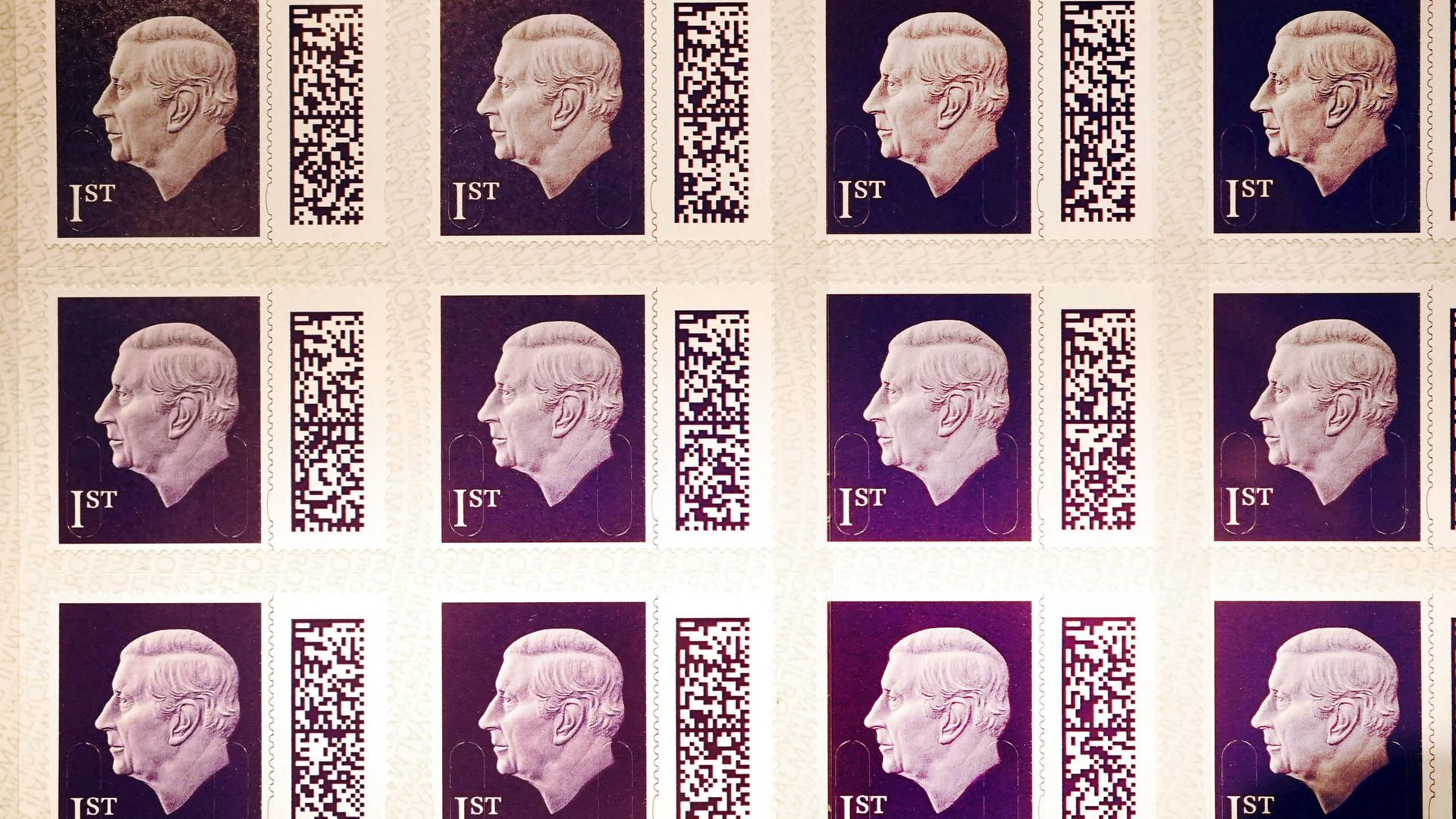In Großbritannien ist die neue Briefmarke mit Charles III.